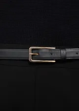 Bolso tipo baguette con estampado de cebra en blanco y negro, asa corta y detalles metálicos dorados.