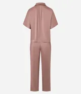 Pijama americano de satén color rosa viejo, compuesto por una camisa de manga corta con cuello solapa y botones frontales, y un pantalón largo de corte recto con cintura elastizada.