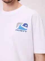 Remera de corte holgado color blanco, con estampa gráfica en la espalda que incluye el logo de la marca en tonos azul y gris.