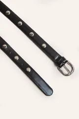 Cinturón de cuero negro con hebilla metálica plateada y tachas circulares.