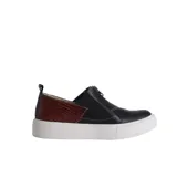 Zapatillas tipo championes de cuero combinados, con forro y plantilla anatómica de cuero. Presentan doble elástico lateral y cierre en el empeine. Suela de goma.