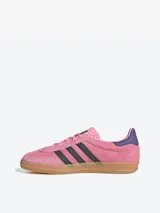 Championes Adidas Gazelle Indoor color rosa con las tres tiras laterales en negro y detalles en violeta.