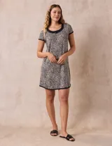 Camisón corto de tejido suave estampado, con cuello redondo y mangas cortas.