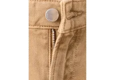 Pantalón tipo jeans de corte wide leg y tiro medio, confeccionado en denim de algodón color tostado. Presenta diseño de cinco bolsillos, cierre frontal con botón y cremallera, y costuras reforzadas.