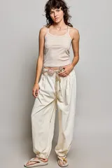 Pantalón ancho de jean claro, confeccionado en algodón, con cintura fruncida y puños elásticos.