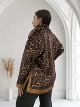 Buzo marrón con estampado animal print y cuello polo con cierre de cremallera.