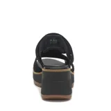 Sandalia de plataforma color negro, confeccionada en gamuza con diseño de aberturas laterales y cierre de tira con hebilla en el talón. Cuenta con una suela de goma dentada en color marrón y entresuela de EVA.
