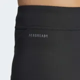 Shorts de running ajustados negros, con cintura media y cordón ajustable. Presentan paneles laterales con el logo de Adidas en blanco.