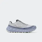 Championes de trail running Nnormal modelo Tomir 2.0, color gris con detalles en azul violáceo. Presentan un diseño técnico con suela Vibram de alto agarre y entresuela Eexpure para mayor amortiguación.