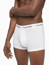 Pack de tres boxers tipo trunk Calvin Klein, confeccionados en algodón suave con elástico. Presentan un diseño de corte bajo con la icónica cinturilla elástica de la marca con el logo estampado.