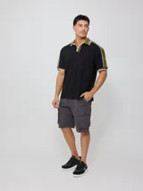 Bermuda cargo negra con bolsillos laterales y traseros.