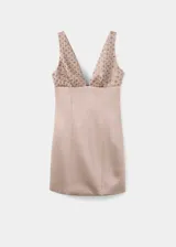 Vestido corto de satén color nude, con tirantes anchos, escote en V y detalle de lentejuelas en el cuerpo.