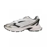 Championes Lacoste modelo Neo Shot, con diseño deportivo de estilo retro. Presenta una combinación de malla técnica y paneles sintéticos en tonos blanco, gris y detalles metalizados, con el logo del cocodrilo en el lateral y suela de goma con relieve.