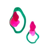 Par de aros colgantes con forma abstracta, hechos de acrílico verde y rosa.