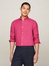 Camisa Tommy Hilfiger de lino color fucsia, de corte regular, con cuello abotonado, mangas largas y logo bordado en el pecho.
