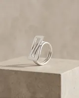 Anillo de plata 925 con diseño cruzado y elemento frontal rectangular satinado.