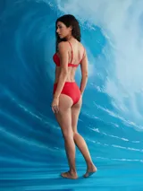 Bikini de dos piezas color negro, compuesto por un corpiño de escote en V con tirantes anchos y una bombacha de tiro alto y cobertura clásica.