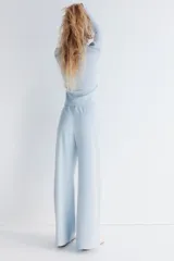 Pantalón de punto waffle en color celeste, con cintura elástica, cordón ajustable y diseño de piernas amplias.