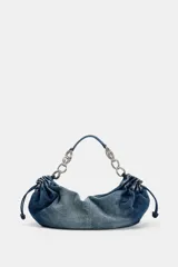 Bolso de hombro confeccionado en denim con efecto deslavado, diseño fruncido en los laterales con tiradores ajustables y asa de hombro combinada con cadena metálica plateada. Cuenta con cierre de cremallera y bolsillo interior.