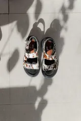 Sandalias negras de charol con plataforma y hebillas plateadas.