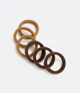 Set de seis gomitas de pelo lisas en tonos marrones.