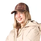 Gorra tipo béisbol confeccionada en cuero sintético color marrón con efecto desgastado y costuras decorativas en contraste.