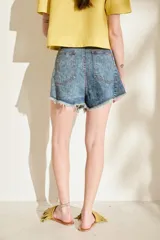 Short de denim de tiro alto con lavado acid wash y dobladillo deshilachado con terminación en punta.