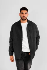 Sobrecamisa de paño gris con cuello camisero, cierre frontal con botones y bolsillo frontal tipo parche en el pecho.