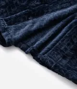 Bata de baño masculina confeccionada en fleece texturizado, con cuello solapa, mangas largas, lazo ajustable en la cintura y bolsillos delanteros.