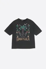 Camiseta Bimba y Lola negra de algodón orgánico, con corte recto, cuello redondo y mangas cortas. Presenta un estampado frontal con motivos tropicales, palmeras, animales y el logo de la marca.