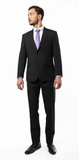 Traje de dos piezas compuesto por saco de dos botones con solapa clásica y pantalón de corte slim fit. Confeccionado en poliéster, presenta un diseño versátil y elegante.