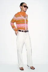 Chaqueta de punto con cuello en pico y cierre frontal de botones. Presenta un diseño de rayas horizontales en tonos naranja, verde y rosado, con mangas largas y puños ajustados.