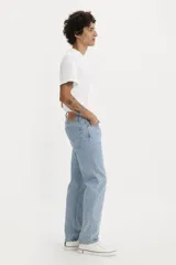 Jean Levi's 501 de hombre, color azul claro, de corte recto, tiro alto y bragueta de botones.