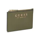 Billetera Guess modelo Alisha de diseño compacto, confeccionada en cuero sintético con textura granulada en color verde oliva. Presenta cierre superior con cremallera metálica dorada y el logo de la marca aplicado en letras metálicas doradas en el frente.