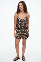 Short de satén con estampado animal print tipo leopardo, tiro medio con cintura elástica y cordón ajustable.