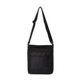 Bolso crossbody negro de nylon resistente al agua, con correa ajustable y un bolsillo frontal con cierre.