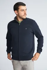 Campera tejida de algodón con cierre frontal completo, cuello alto y mangas largas. Presenta un diseño básico con logo bordado en el pecho.