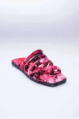 Sandalias planas con capellada de algodón estampada con diseño batik en tonos rosa y negro. Suela de neumáticos reciclados.