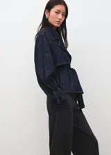 Pantalón de corte recto color gris oscuro, con diseño clásico y acabado formal.