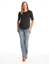 Remera básica de cuello redondo y manga corta, con ruedo redondeado. Confeccionada en tejido de viscosa con elastano.