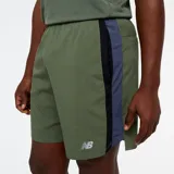 Short deportivo New Balance Accelerate 7 Inch, color verde oliva con logo blanco estampado en la pierna izquierda y detalles en negro en los laterales. Confeccionado en tejido ligero con tecnología NB DRY de secado rápido.