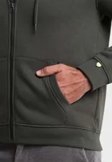 Canguro verde militar con capucha forrada en piel sintética color crema, cierre frontal con cremallera, bolsillos tipo canguro y puños y cintura acanalados.