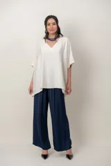 Blusa cruda lisa, con escote en V y diseño holgado de mangas cortas.