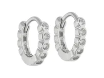 Aros tipo argolla pequeña fabricados en plata 925, decorados con una hilera de circonias brillantes incrustadas en la parte frontal.