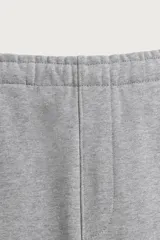 Pantalón jogger de corte regular fit y color negro, confeccionado en tejido compacto de algodón con interior de rizo. Cuenta con cintura elástica, bolsillos frontales y un bolsillo trasero de doble vivo.