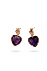 Caravanas colgantes con diseño de doble cristal en forma de corazón, uno pequeño superior en tono rosado y uno grande inferior en tono violeta, engarzados en metal dorado.