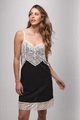 Camisón de algodón color beige con escote en V y ruedo decorados con puntilla gris. Presenta breteles finos y corte recto.