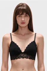 Top de lencería tipo soutién bralette negro con detalles de encaje en el escote y bajo busto, tirantes finos regulables.