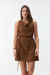 Vestido corto sin mangas de color marrón, con escote drapeado y lazo fino para ajustar en la cintura.