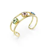 Brazalete abierto dorado con tres cristales facetados de talla cojín: verde, rosa y azul.